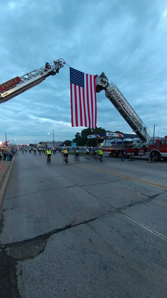 runfarusa's tweet photo. Awesome start line this morning! @HH100 @MYLAPS #RUNFARSTRONG @mychiptime https://t.co/lT2tsc1LFd