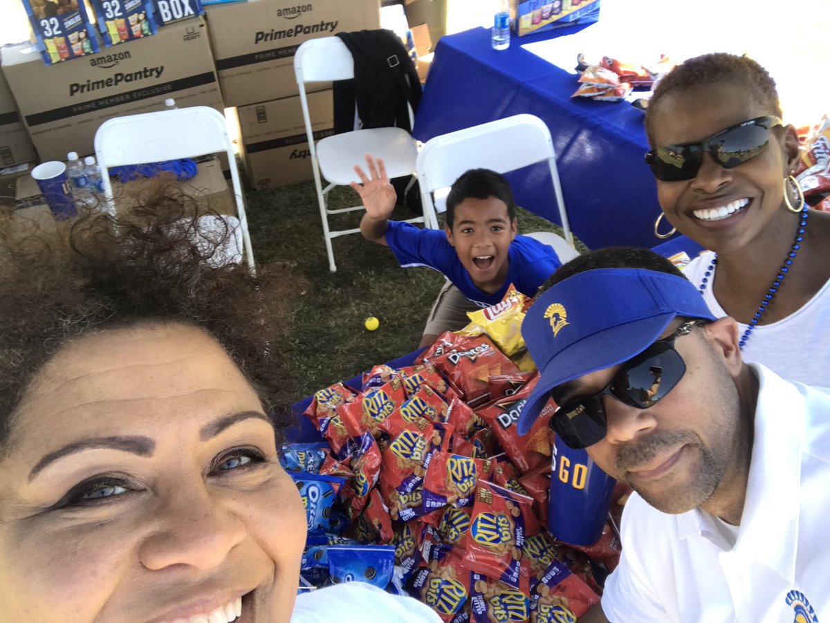 JuliePaisant's tweet photo. Go Spartans!! Tailgate takeover!! #SJSUSpartans @CoachThienes @SJSUSpartanFB @KathleenWongLau @ https://t.co/J8i5Yhn8UH