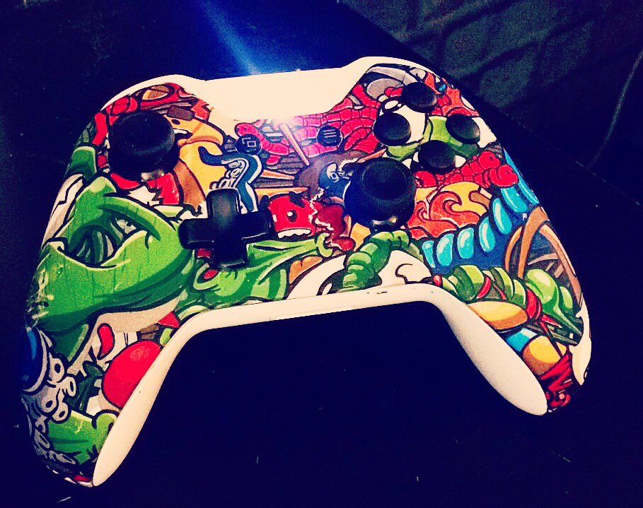 HydroGrind's tweet photo. Which would you game with?🔥🎮 - RT for Xb1 - Like for PS4 - #Custom #Controllers #HydroGrind #HydroDip https://t.co/jCx3WElgbv
