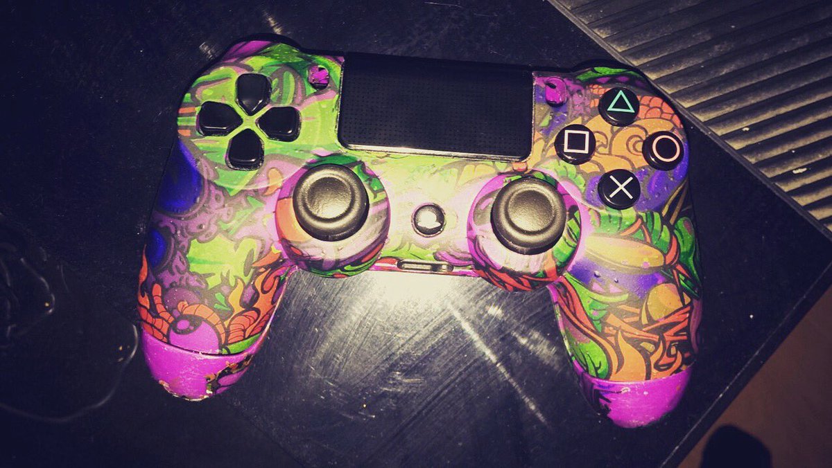 HydroGrind's tweet photo. Which would you game with?🔥🎮 - RT for Xb1 - Like for PS4 - #Custom #Controllers #HydroGrind #HydroDip https://t.co/jCx3WElgbv