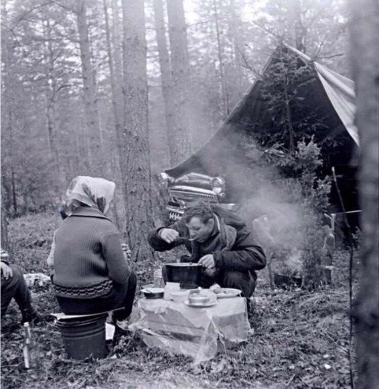 diveevoo's tweet photo. Юрий Гагарин во время пикника в лесу. 1962-ой год.
Вот так без яхт и дворцов отдыхал Человек, которого знал весь мир... ВЕСЬ МИР... https://t.co/WmKe1us3GK