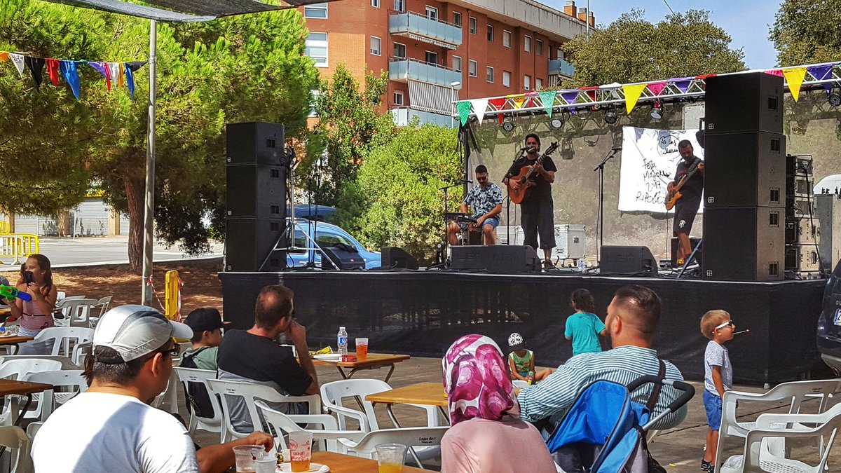 Disfrutant de debó (malgrat la calor i els peatges) amb <a href="/CanijosCSF/">CANIJOSsinFRONTERAS</a> al <a href="/XiringoCOP/">Xiringo del COP</a> 
Una festa!