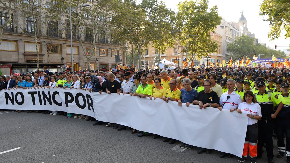 BFMTV's tweet photo. Barcelone: des milliers de personnes dans les rues pour dire "non" au terrorisme https://t.co/BWJSGwt1Kp https://t.co/PNThBCmPad
