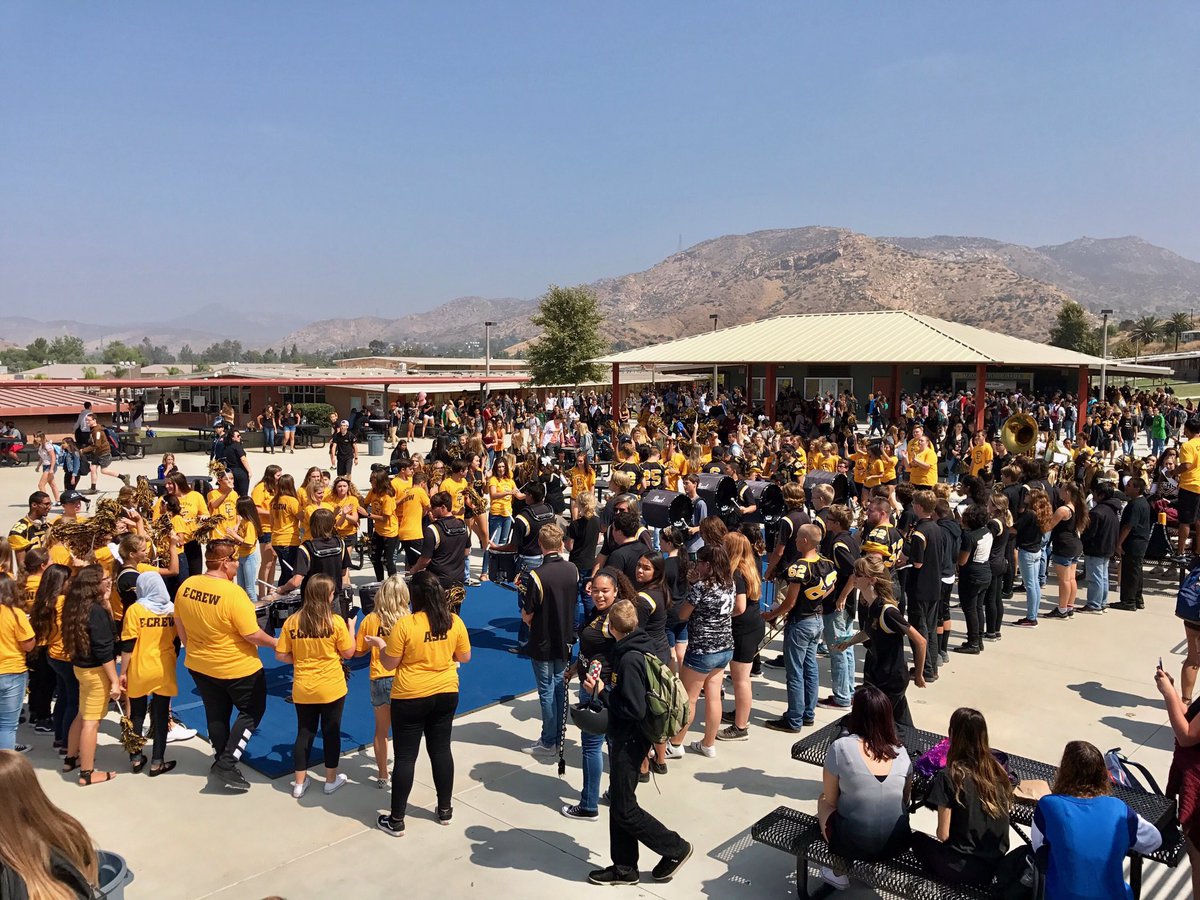 lauraewhitaker's tweet photo. Pep rally in the quad at lunch. Great school spirit! Go black and gold! #echsvaqueros https://t.co/aDDNIFqqPM