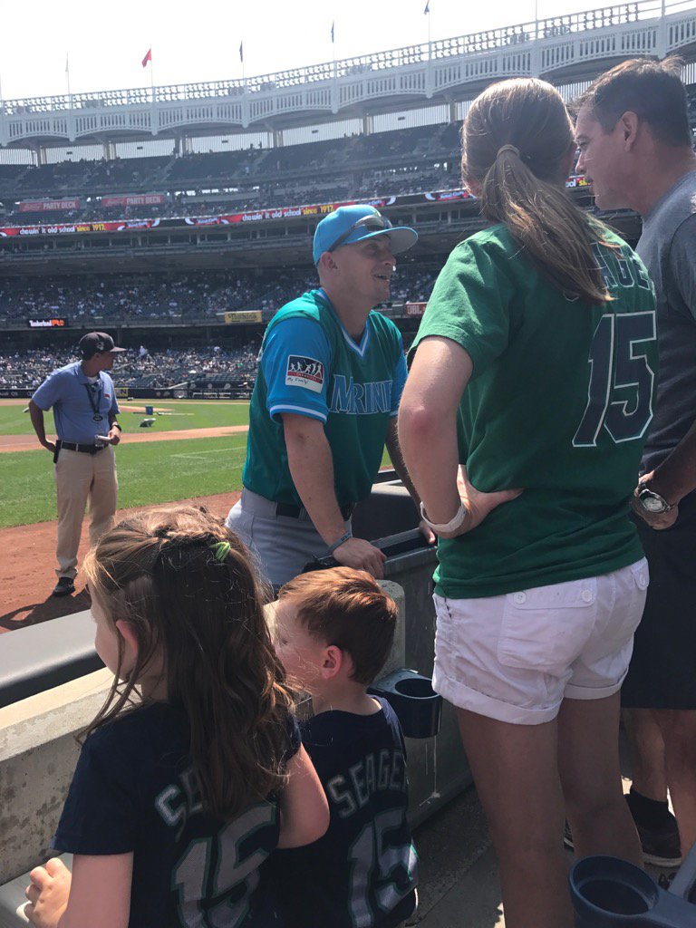 jmgorski3's tweet photo. @Mariners fans in NYC. #WhereIRoot #coreysbrother https://t.co/oi5GpwD55q