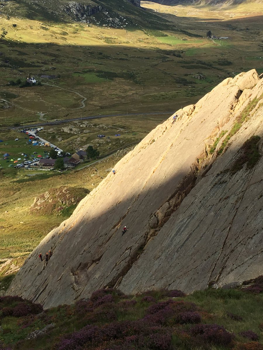Mapper101's tweet photo. Having fun in the evening sun! #TryfanBach #SnowdoniaNationalPark https://t.co/DdSe8JhOdf