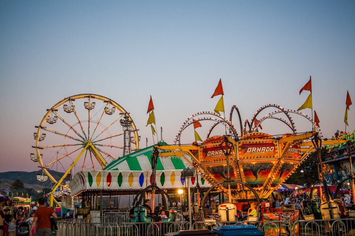 HT_Carnival218's tweet photo. So the funfair will be open tomorrow from 12-6pm 🎡🎢 we can't wait to see you #carnival2017 #hinckley #funtimes @hinckleytimes @WOWHinckley https://t.co/ngwnkKKqoz
