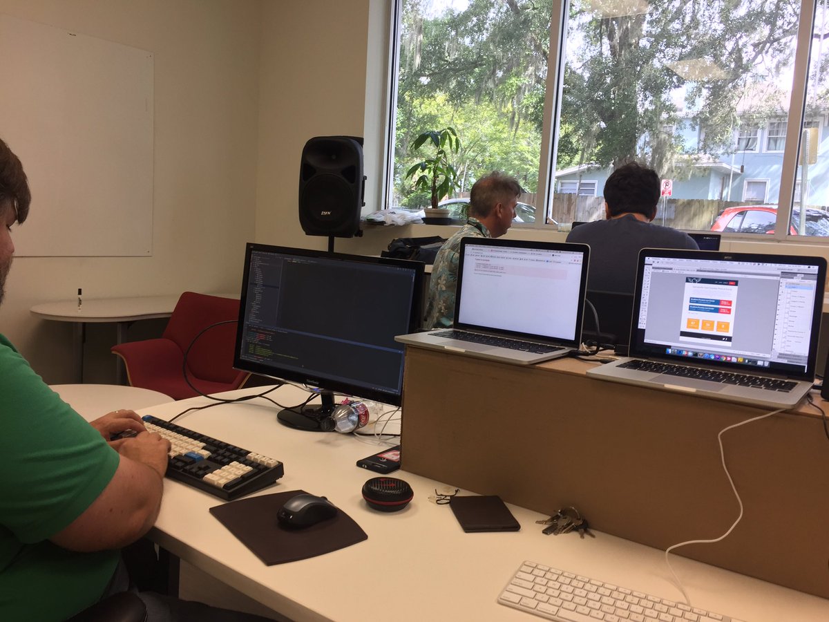 FrontendAwesome's tweet image. More photos from today&apos;s @hackbattlesgnv #Gainesville #Hackathon