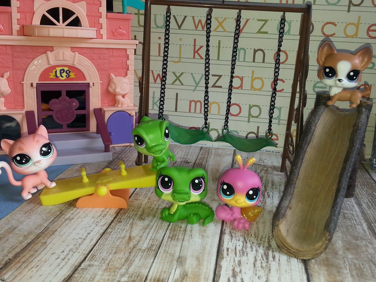2AboveMina's tweet photo. LPS First day back to school! https://t.co/fTkiS6cTbF  Making new videos daily! Be sure to SUBSCRIBE to me :)) https://t.co/4jrFlVWD6w