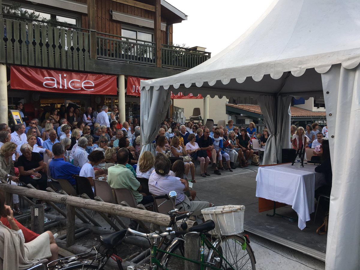 La foule pour la rentree littéraire Alice au Cap Ferret avec @SophieFontanel <a href="/dominiquedyens/">Dominique Dyens</a> <a href="/StephanieHochet/">Stéphanie Hochet</a> et philippe jaenada !!