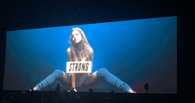 _agbellissima's tweet photo. YO IM STILL NOT OVER THIS PART OF THE CONCERT!! @ArianaGrande Arianagrande https://t.co/JXK6wF6dBk