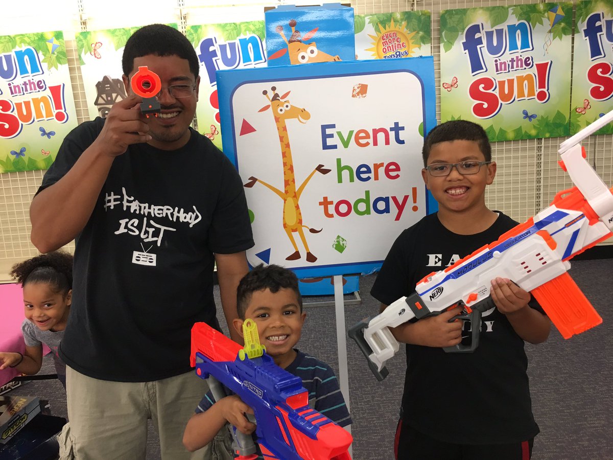 imjamesjlopez's tweet image. #FatherhoodIsLit thanks @ToysRUs for #nerffest today