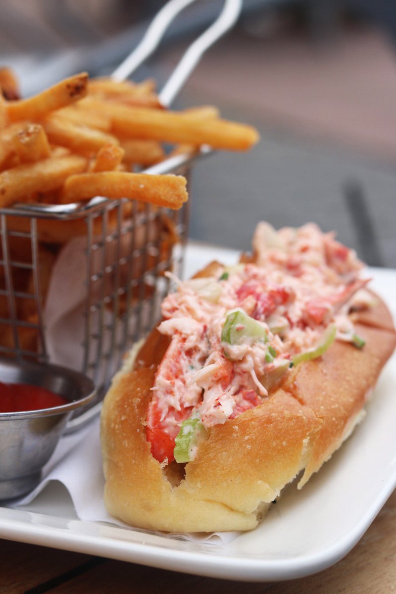 That’s how we roll on brunch days 😍  Tweet your brunch buddy! 🙌
#saturyay #lobsterroll #brunch #brunchnyc #brunching #weekend #summer #yum