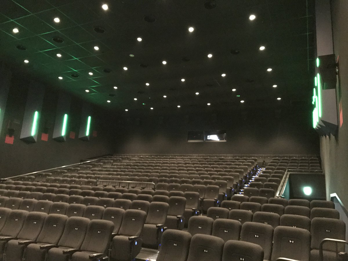 ゆっきい Movix柏の葉 シアター2 座席数360 車椅子席3 センター15番 O列のみ15 16番 スクリーン中段はl列 写真はk 15 サラウンドsp 6基 バックsp 6基 Eaw 上映中に壁の緑色ライトの部分にスクリーンの光が反射するのが気になる 映画館鑑賞