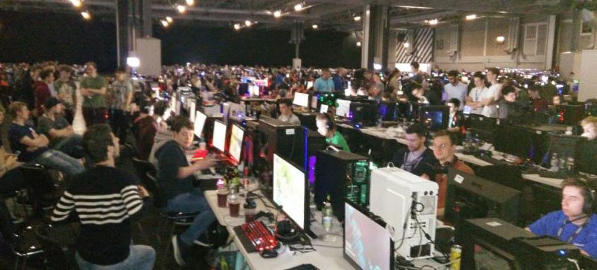 No Input vs. <a href="/AscentEsports/">Ascent</a> just went to a golden cap on their 3rd map &amp; have gathered quite a crowd behind them!