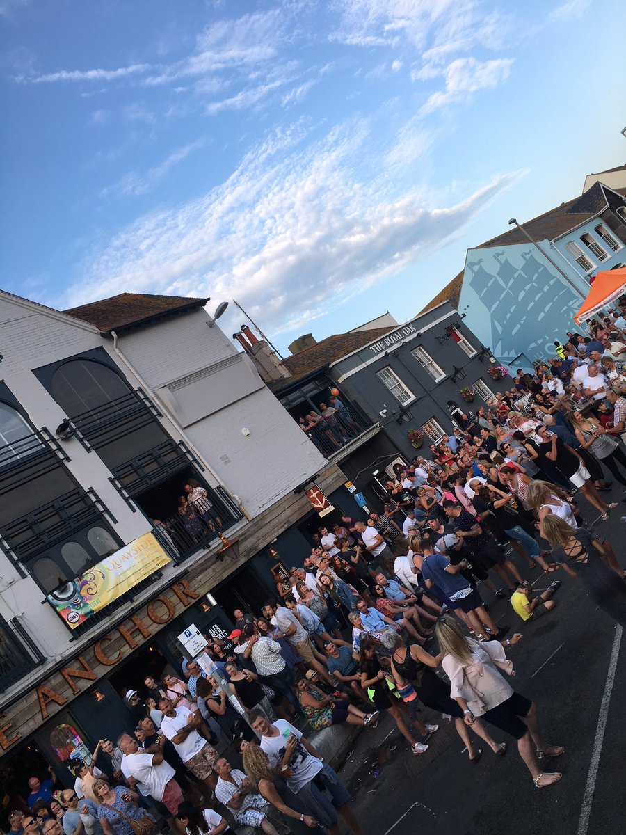 The Mighty Fine showing the crowds how it's done!! #QuayFest