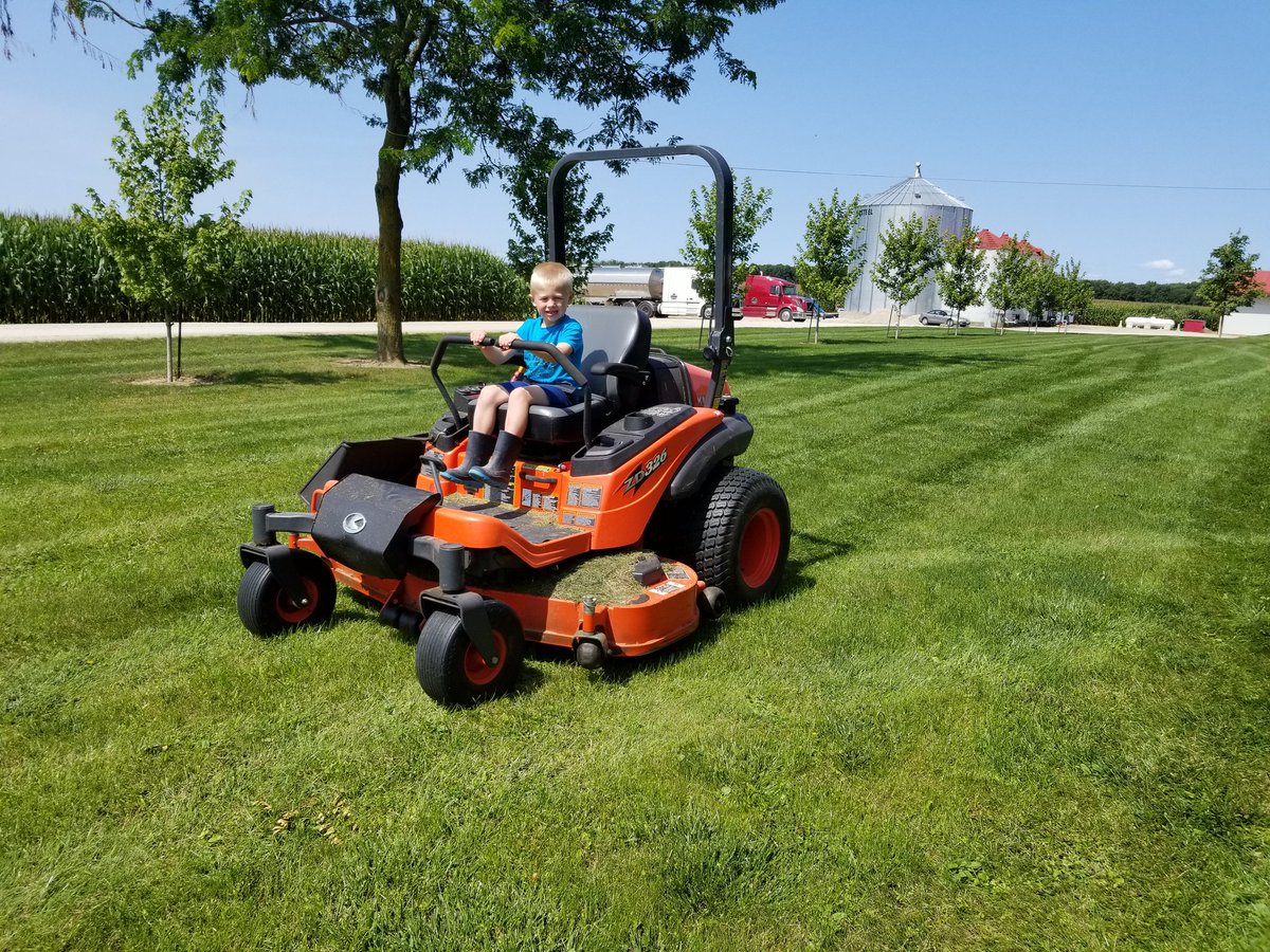 JRDFarms's tweet photo. Best part about a zero turn... You don't need to reach the pedals! https://t.co/bswwGbyMUw