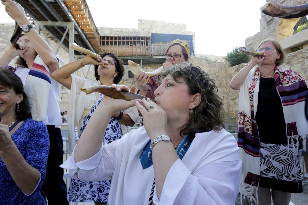 Womenofthewall's tweet photo. She told me to take off my cardigan...and then it happened. She told me to lift up my skirt.
https://t.co/QL6AP0gVNW
#AllJews #WomensRights https://t.co/iF9JUEXEta