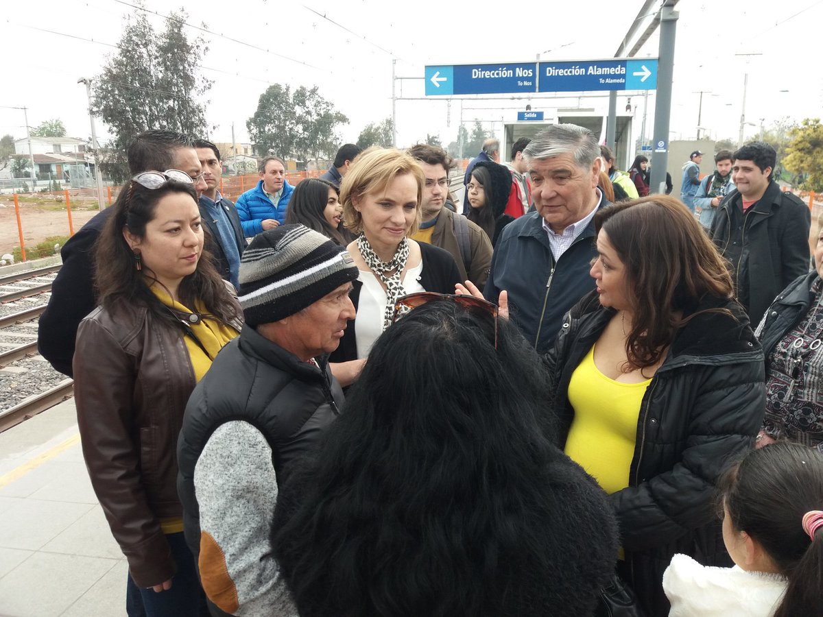 patriciomercado's tweet photo. @lametrodetodos c/ #GoicPdta y candidat@s @PDC_Chile hoy en #SnBdo #LoEspejo y #EstCentral propuesta ampliar kms. #Metrotren https://t.co/IRoqvp4bO2