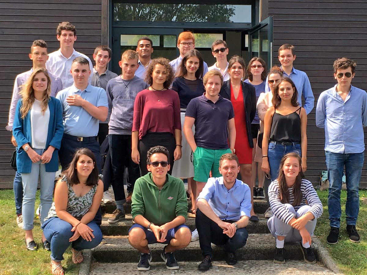 lesjem22's tweet photo. Grosse première journée pour notre université d’été des @JeunesMacron
Merci à tous les intervenants #UEJAMBZH #RentréeJAM https://t.co/5gkn5P8dhY
