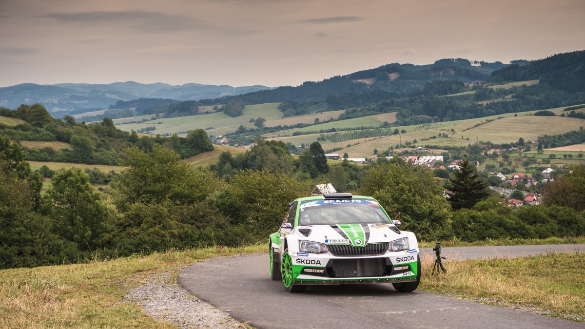 #FIAERC #BarumRally 🇨🇿 after Leg 1: Jan #Kopecký (#ŠKODA) controls the lead, 16.6 sec ahead of Lukyanuk. 6 SS (95 km) scheduled on Sunday