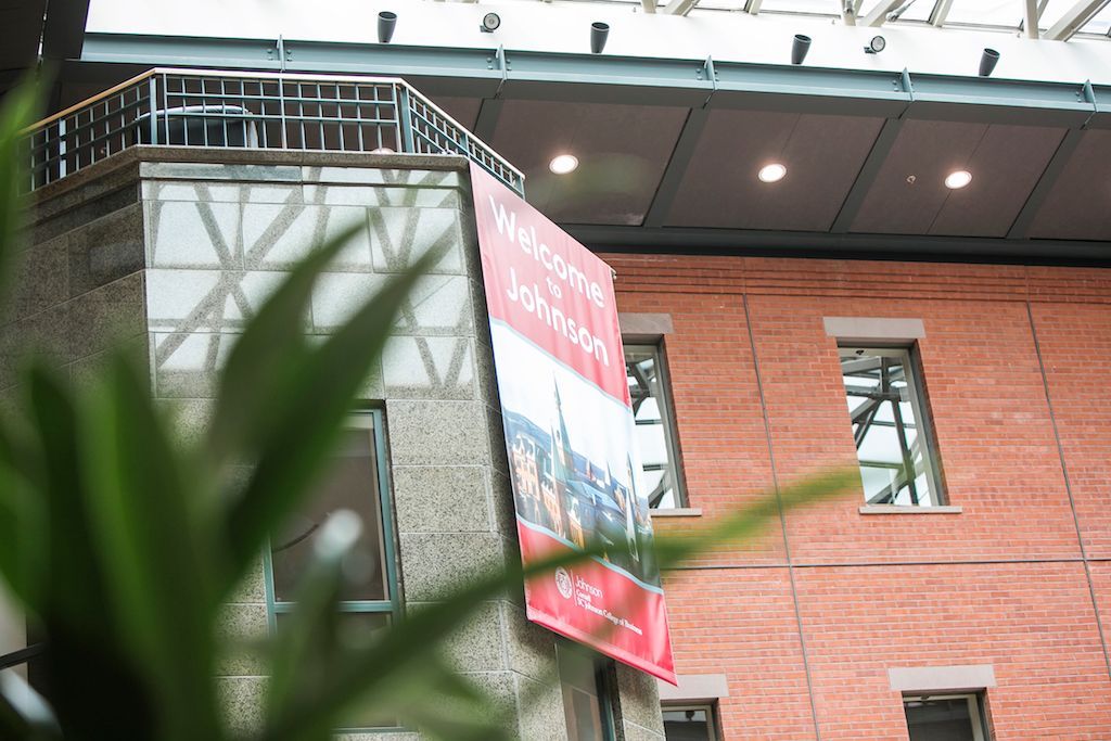 CornellMBA's tweet photo. 10 #MBA programs with the highest average signing bonuses: https://t.co/8asGDTXSQC 
We're #5! @usnews @businessinsider https://t.co/pRAJeaqBed