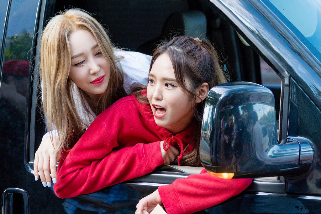 blackhoney1222's tweet photo. I was hoping for pics of this..! they were leaning out of the window to ask Hyeme where she was going 😂

https://t.co/WyenOLNeOo https://t.co/tNsxggBYvx