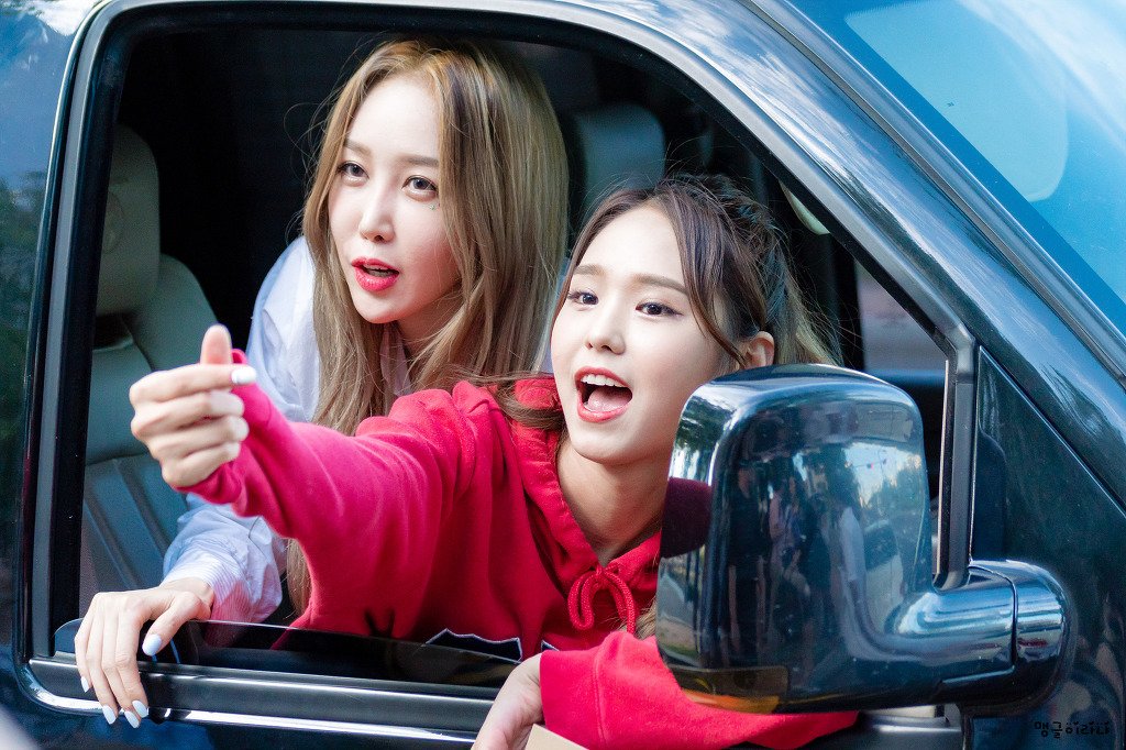 blackhoney1222's tweet photo. I was hoping for pics of this..! they were leaning out of the window to ask Hyeme where she was going 😂

https://t.co/WyenOLNeOo https://t.co/tNsxggBYvx