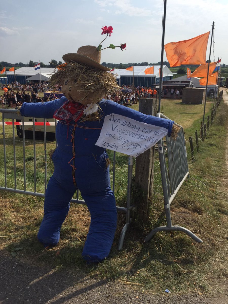 De vogelverschrikker staat in feesttent in Wilsum! Morgenavond 19.00 op speciaal verzoek. #vogelverschrikkervoorbij #buggydeblubberin