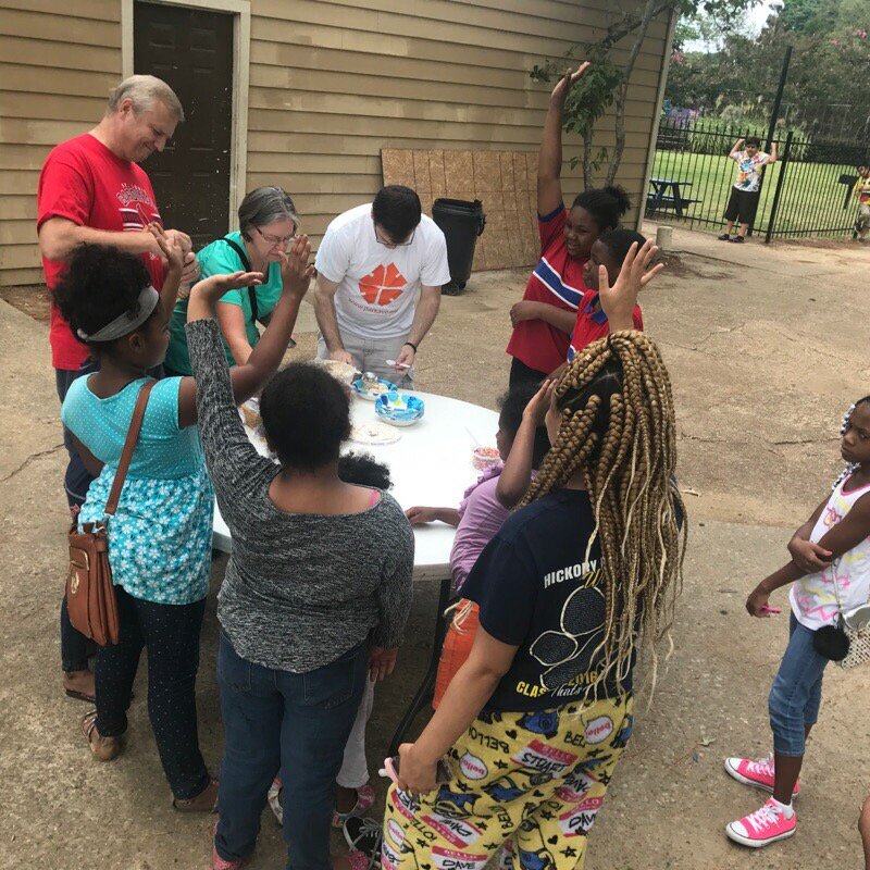 Agape_David's tweet photo. Park Avenue Church of Christ hosting ice cream social and Back Pack giveaway at Bella Vista Apts w @agapemeanslove https://t.co/gz1ucYHPdQ