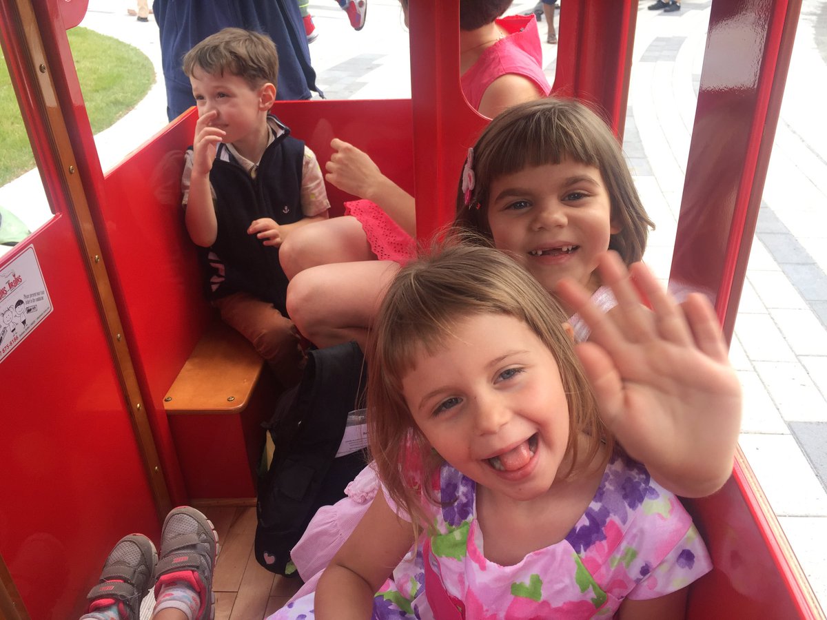 SylvainOuellet's tweet photo. En famille au nouveau parc #fredericback :-) #polmtl https://t.co/79Cno73muw