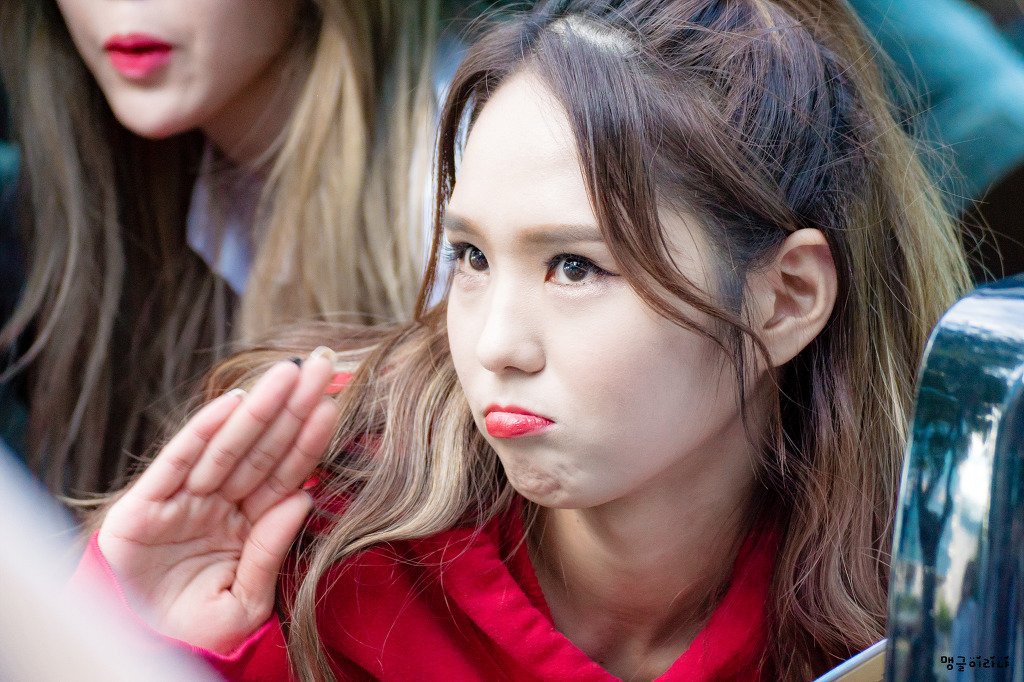 blackhoney1222's tweet photo. wtf she's damn cute 😭😭 https://t.co/tnk7t8a5f3