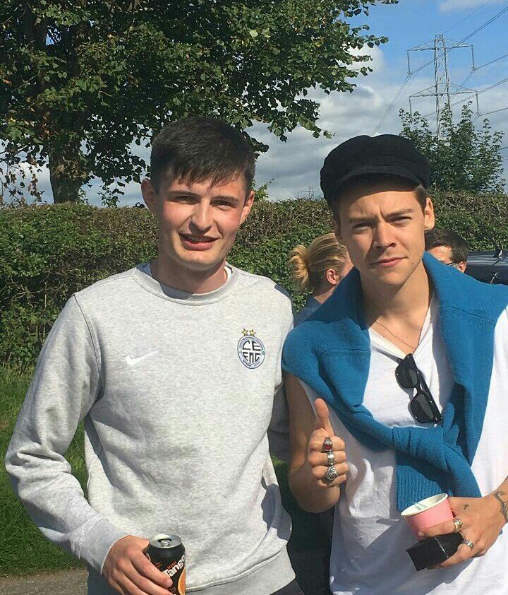 hazzashawnbr's tweet photo. Outra foto do Harry hoje com fã.
#srtstyles @Harry_Styles https://t.co/S9W34J0ahM