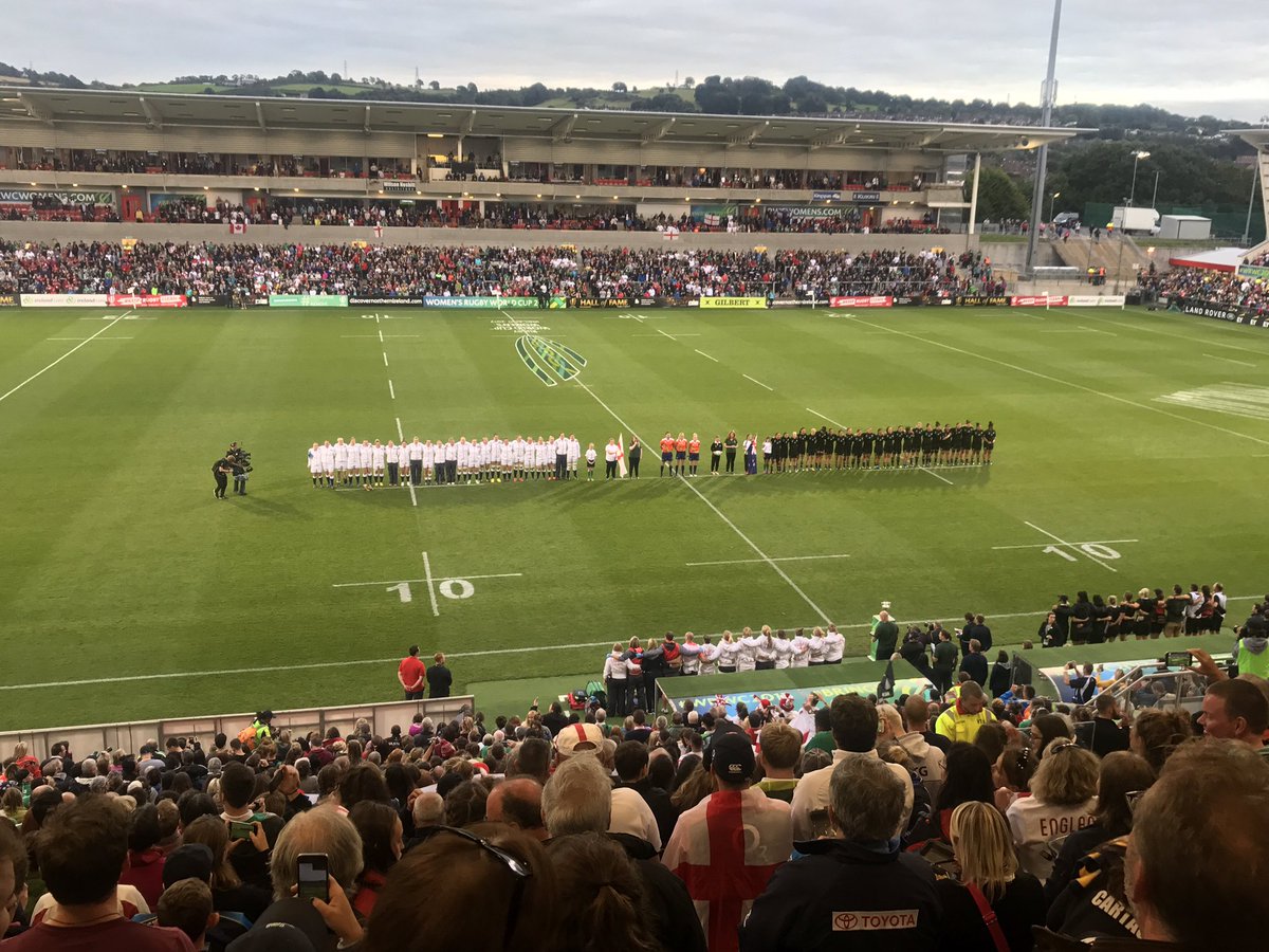 ugomonye's tweet photo. It's showtime! C'mon #RedRoses 🌹 https://t.co/AkFQMysFPL