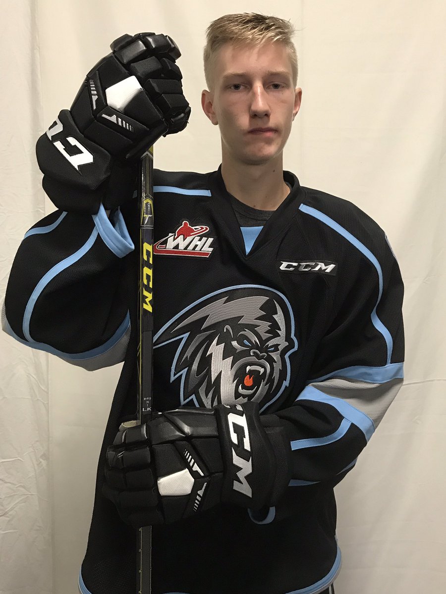 WHLWpgICE's tweet photo. ICE prospects are getting their head shots done! Lookin' good! #ICEcountry https://t.co/KE5EavXkbc