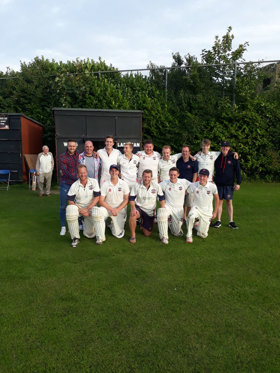 DarrenH99174695's tweet photo. @SwanseaCS SWCA Division 2 runners up. https://t.co/3qWUbYHOcI