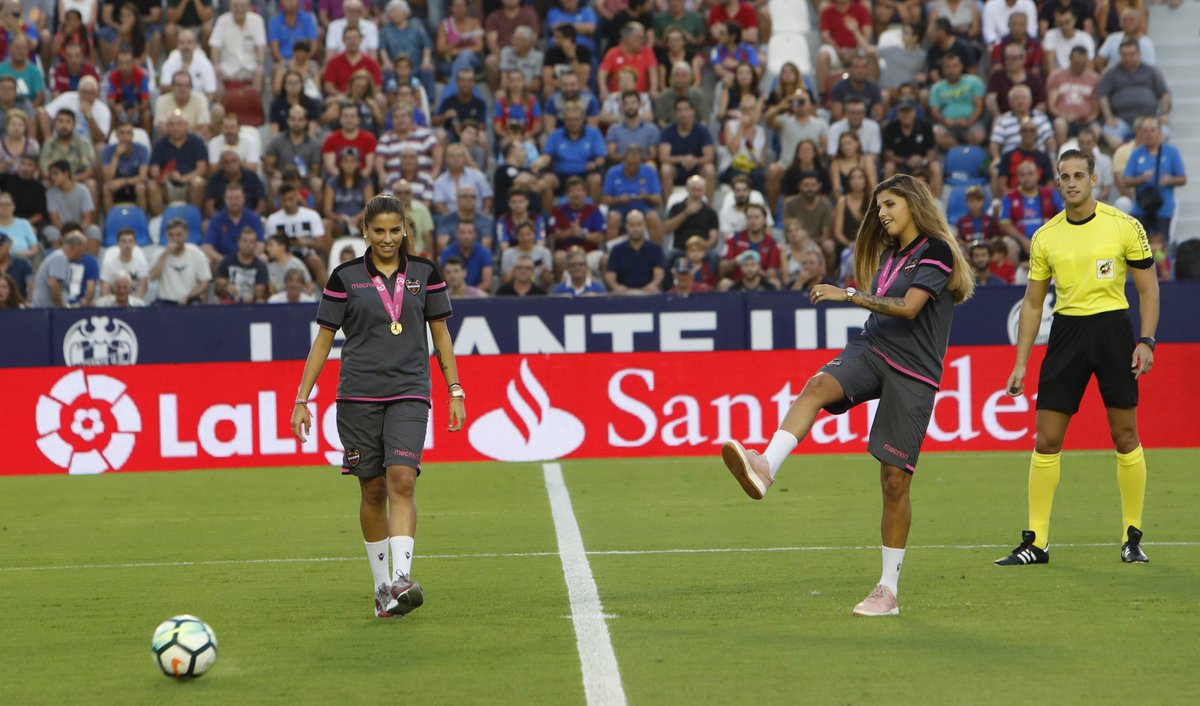 LaLiga's tweet photo. El Ciutat de València, a sus pies...

Noelia y Natalia Ramos, campeonas de Europa Sub-19, realizan el saque de honor del #LevanteDepor 👏🔝 https://t.co/wReHKeS3W0
