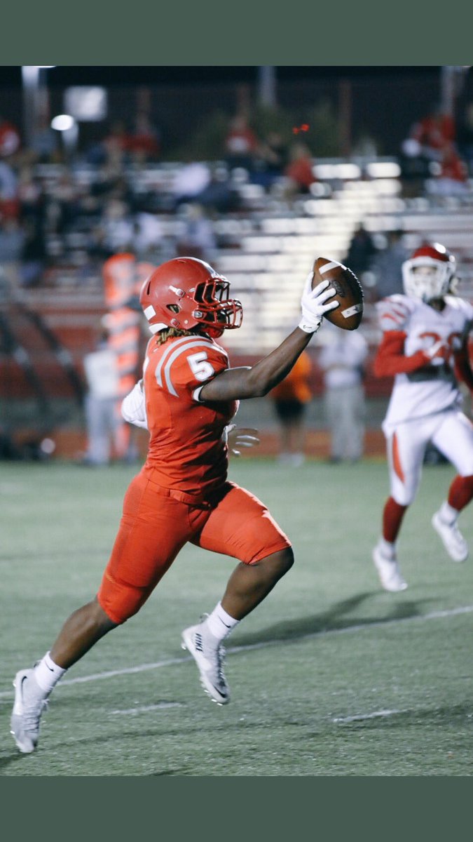 WooSZN5's tweet photo. We So Proud Of Him 🏈🙏🏾 #FlyHighChris👼🏾 #S/oTheO-Line https://t.co/XyMJdMPD0O