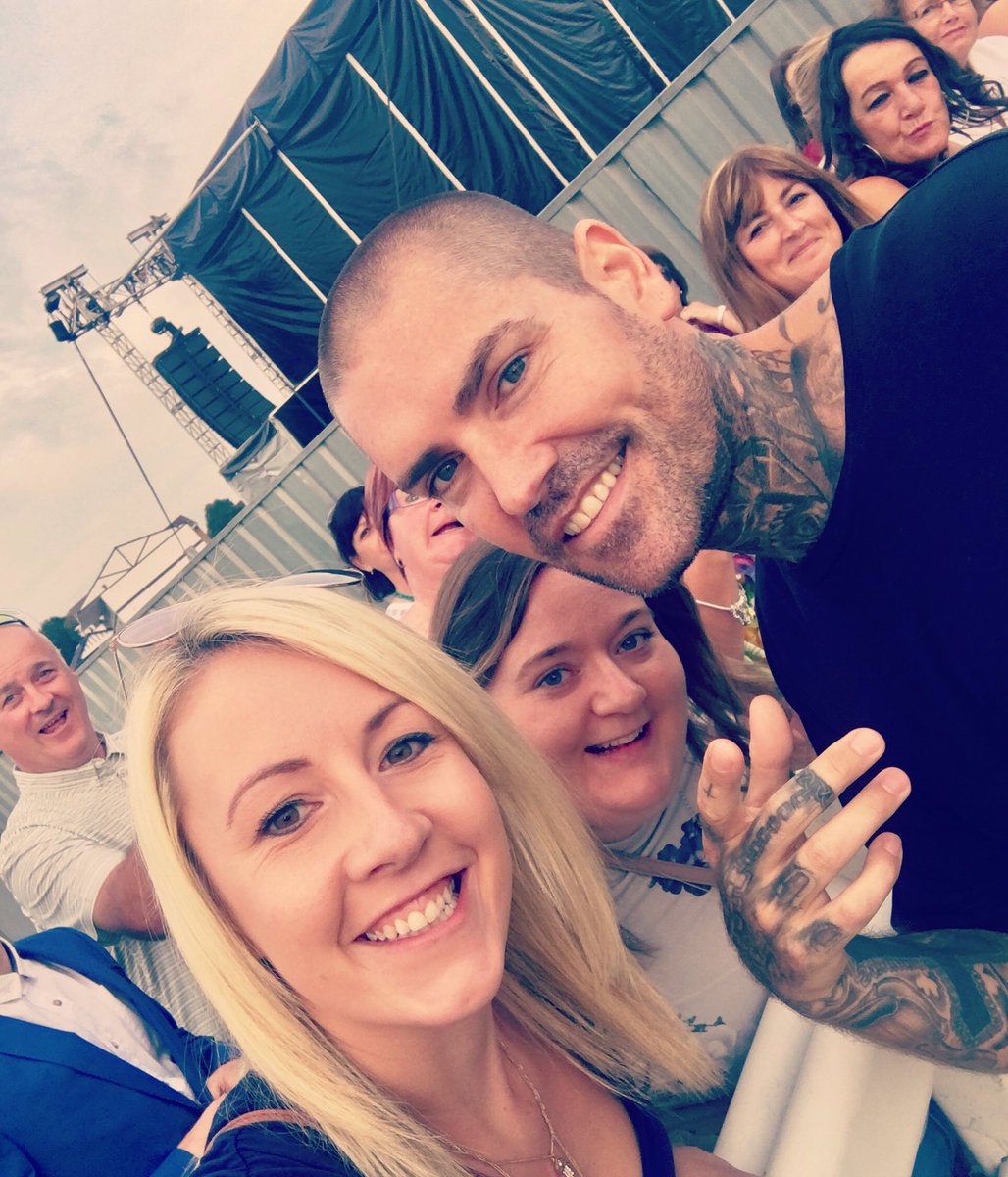 KerenaLines's tweet photo. Re-living our youth with Boyzone @WindsorRaces @sams_meen https://t.co/WYPztsdxmF