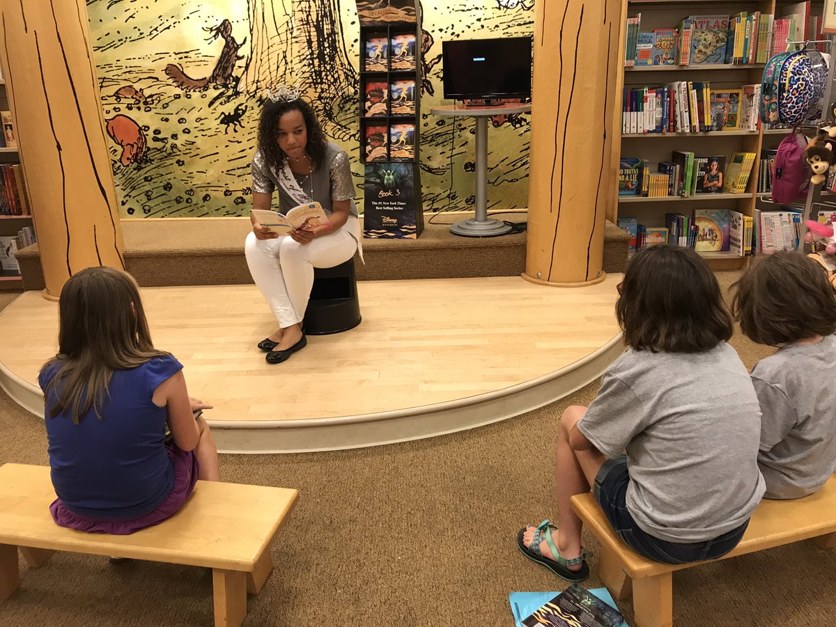 writenoelle's tweet photo. @that_kid_syddd reading Pinkalious to children at the GHS Literacy event at Barnes &amp; Nobles. #Read2Lead #FightEvilReadBooks https://t.co/yyCN6ZDwwq