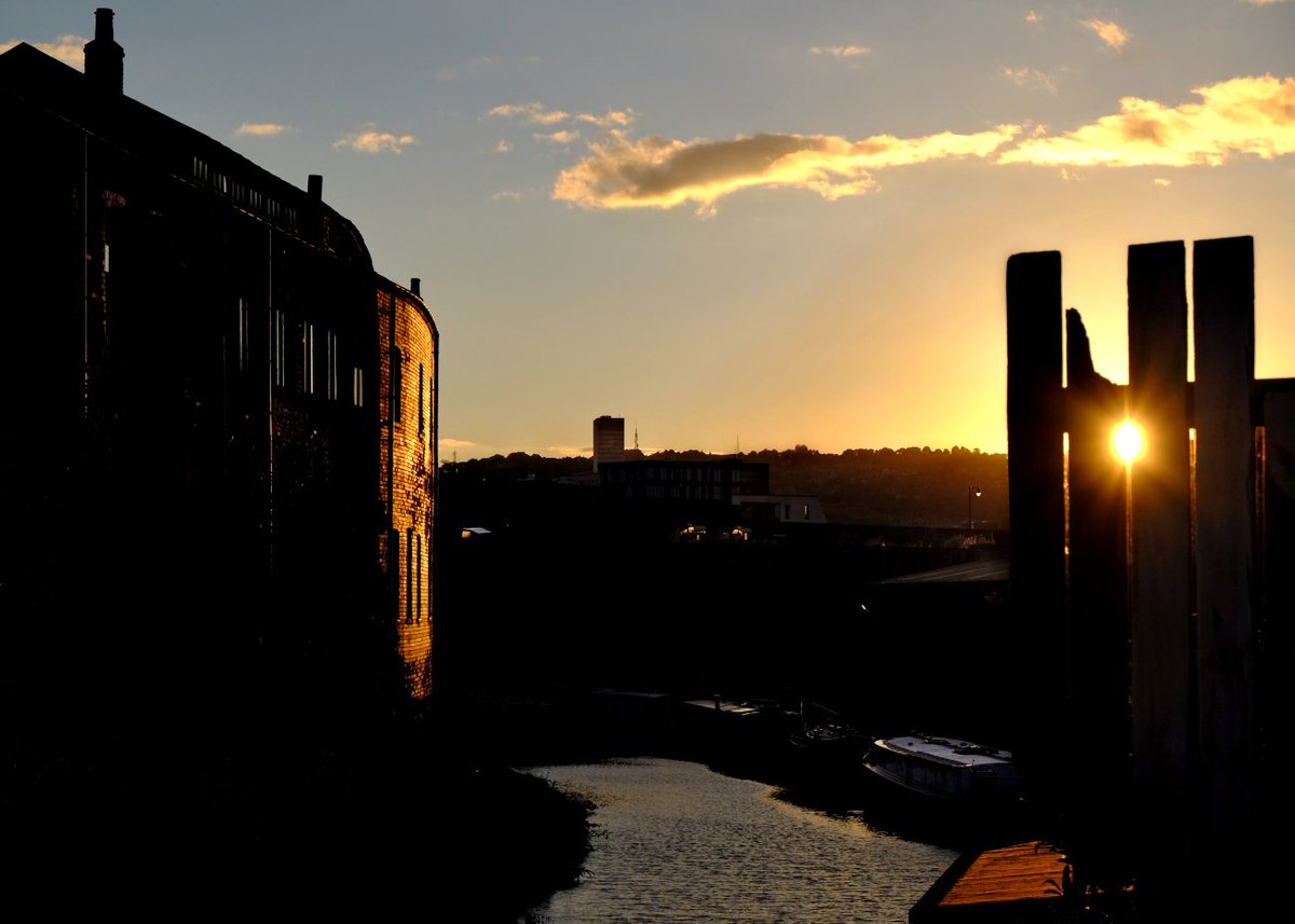 streetandlight's tweet photo. Moorings at dusk along the @sheffield_canal. A peaceful place to be for the night. @VisitSheffield #Sheffield #industriallandscape https://t.co/m4dtJYo52V