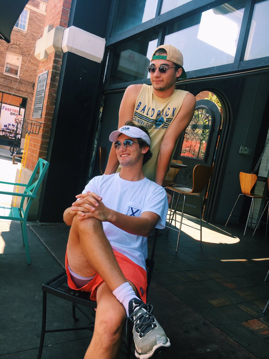 Ladder_19's tweet photo. Who did it better? #BottomlessMimosas https://t.co/p9T8rw9FbT