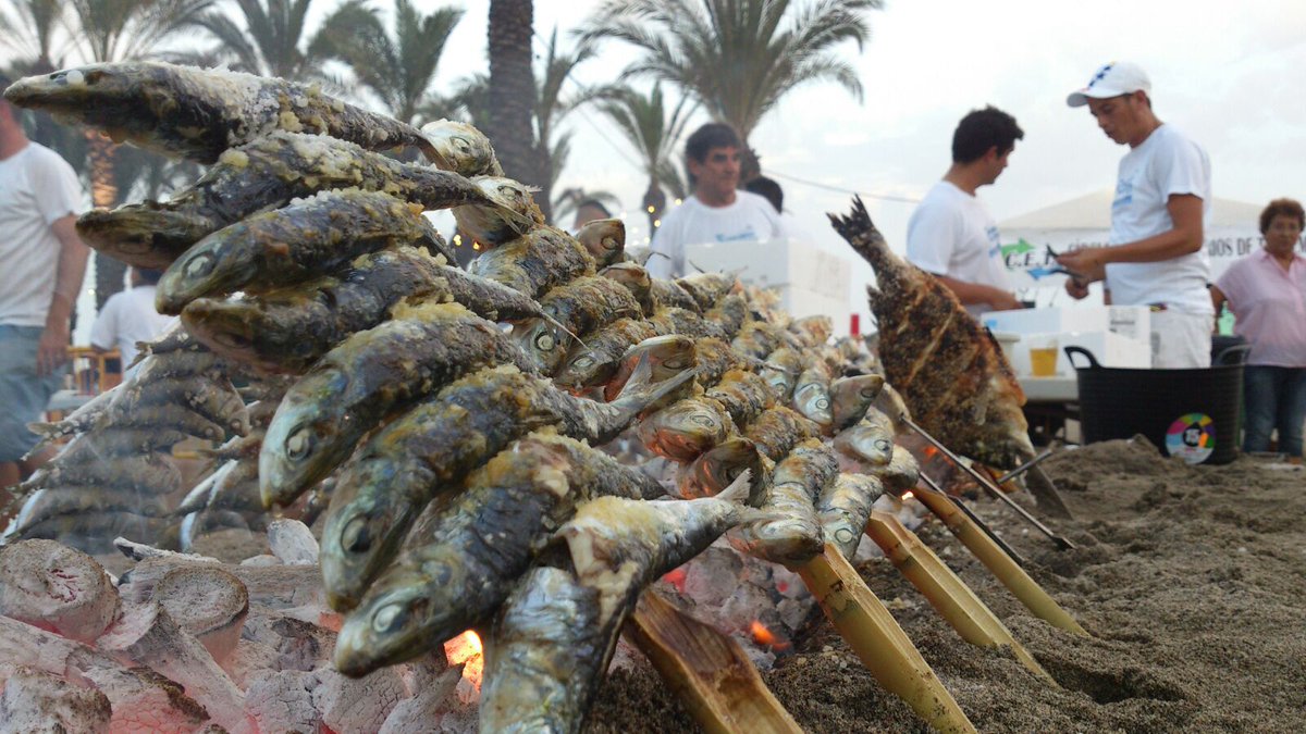 TvTorremolinos's tweet photo. Ahora le toca al público asistente degustar los espetos en el #IIIConcursodeEspetos @CETTorremolinos en #CostaLago https://t.co/r83pWjjSJG