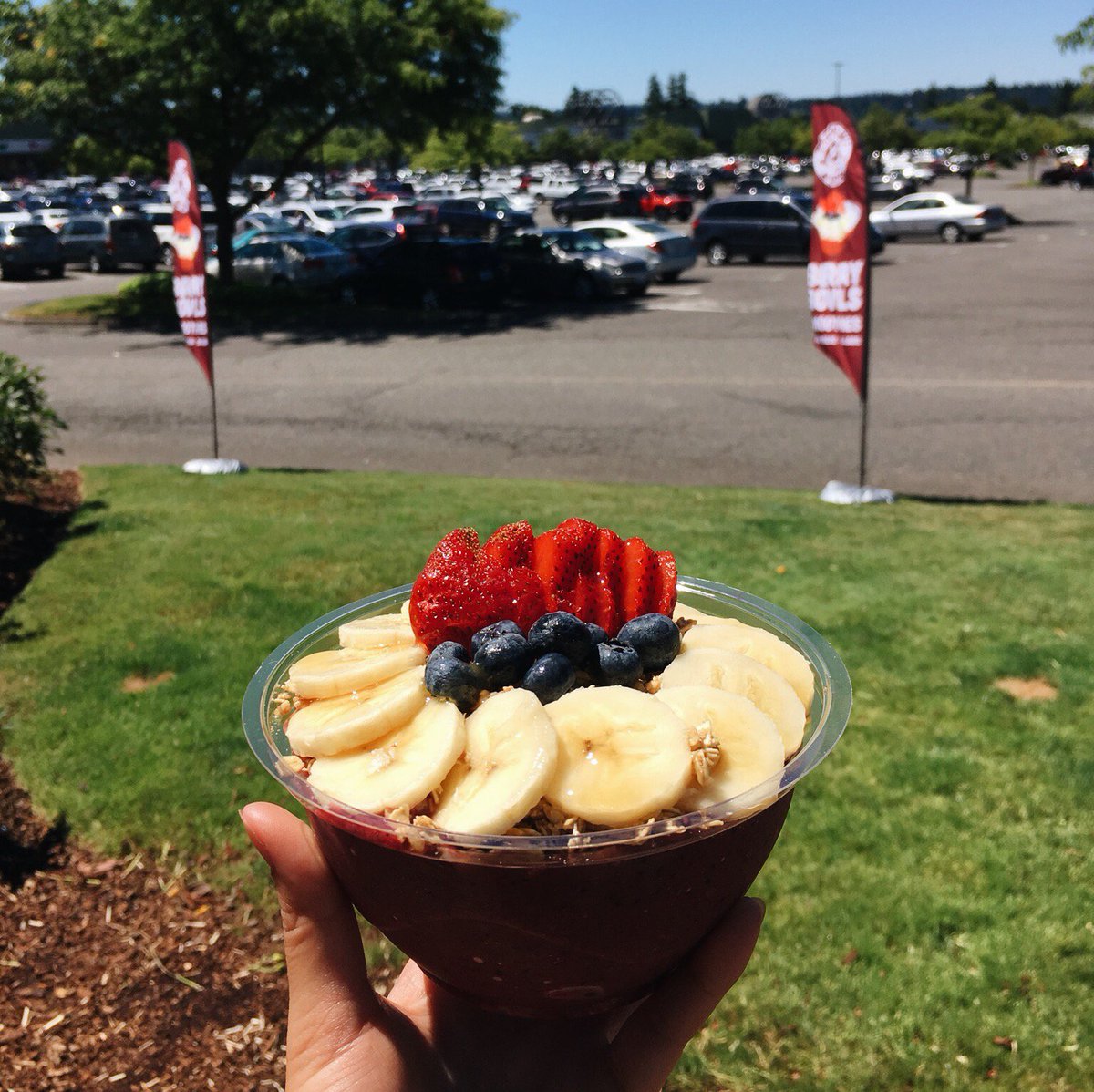 thebowlandberry's tweet photo. Sun’s out! Come in for an Acai Bowl 🍓

#BowlandBerry #OriginalBerryBowl #AcaiBowl #PDXeats #HealthyEats #ClackamasPromenade https://t.co/V8qiFptM09