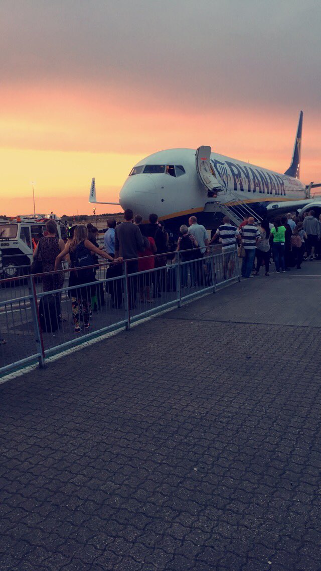 MichaelaRostron's tweet photo. 30 mins delayed and not on the plane yet 😞@jwlrh 🇩🇰#DenmarkBound https://t.co/EDuNYl9D9K