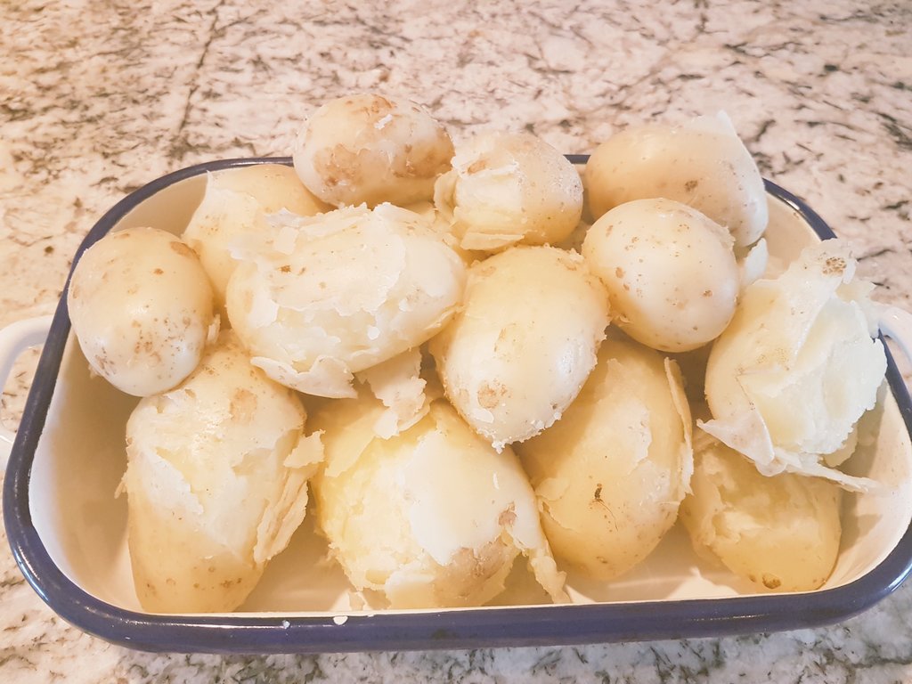 broightergold's tweet photo. New spuds dug and eaten tonight! #FieldtoFork doesnt get much closer than this! #MarisPipers https://t.co/pbTr8ilwff