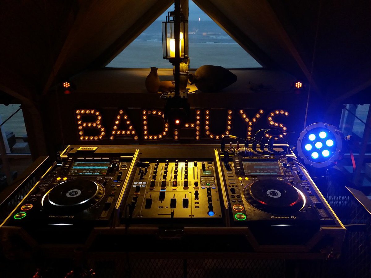 BadhuysVlieland's tweet photo. Vanavond staat Dj Timothy achter de knoppen met hele fijne deuntjes!🎧Welkom bij 't Badhuys!#vlieland #dansen #sjansen #strandpaviljoen https://t.co/K1ji0AuWgf