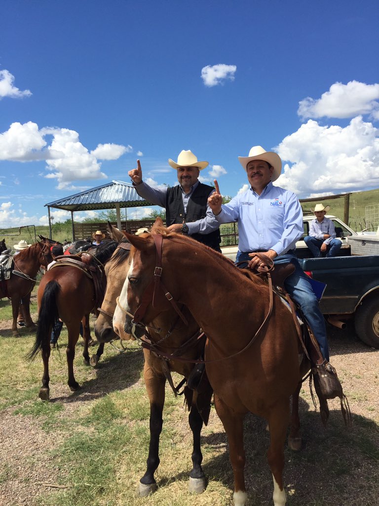 ChobyVillegas's tweet photo. Gracias por acompañarme mi amigo. @JavierDagnino #Master #cabalgata #FiestasAgosto2017 https://t.co/WKz6o2Jsav