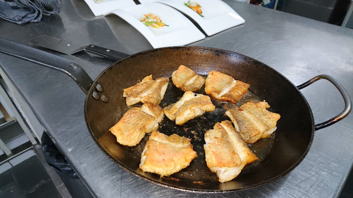 Een pan met roodbaars. Heerlijk als tussendoortje met een saus van noilly prat
