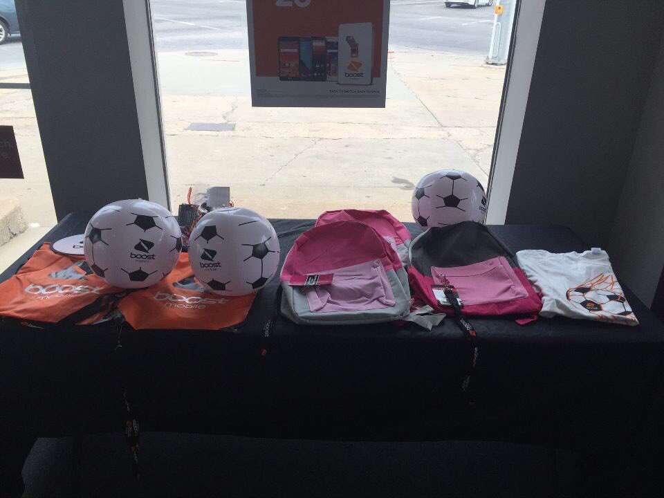piper_mcmahon's tweet photo. Soccer kits and backpacks! Come get ur goodies along with great phone deals with unlimited data @KellyEveleigh #realwireless https://t.co/Bmwgpq9gYO